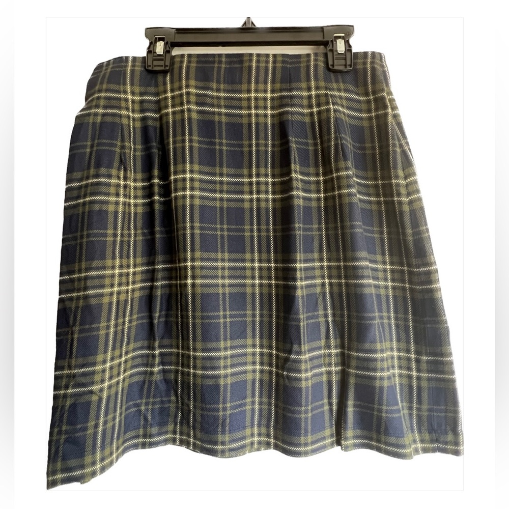 Gap navy blue , green, and white plaid rayon wrap around skirt size 8.